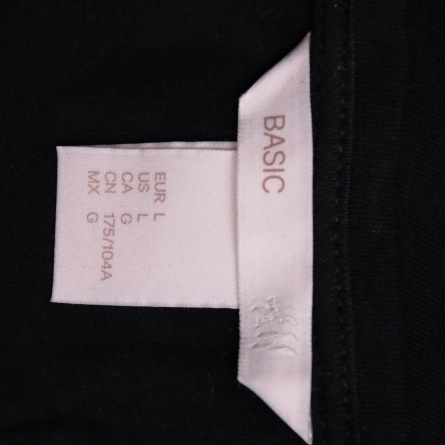 Чёрная футболка H&M с V-образным вырезом, размер 48 (L)